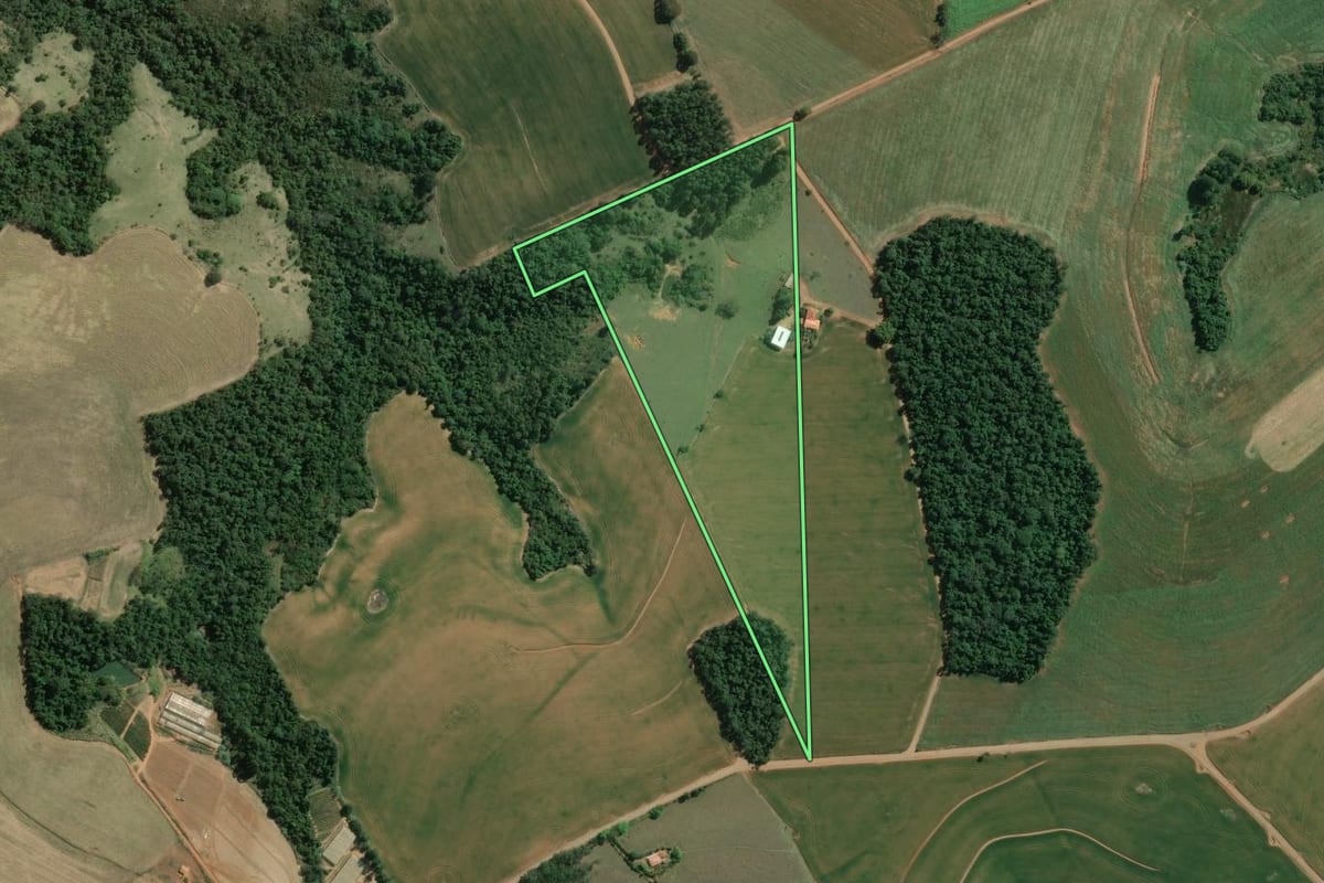 Imagem de satélite do imóvel rural em Wenceslau Braz (PR), com o contorno declarado no CAR desenhado por cima.