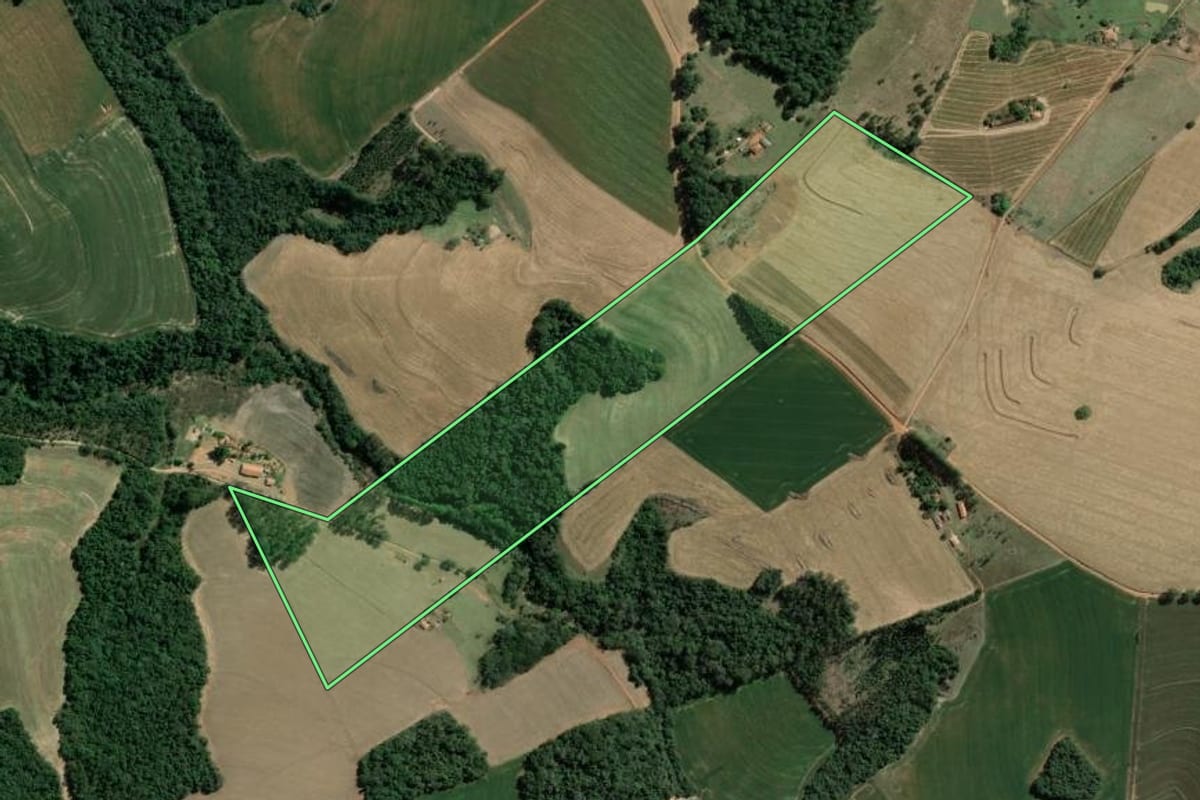 Imagem de satélite do imóvel rural em Wenceslau Braz (PR), com o contorno declarado no CAR desenhado por cima.