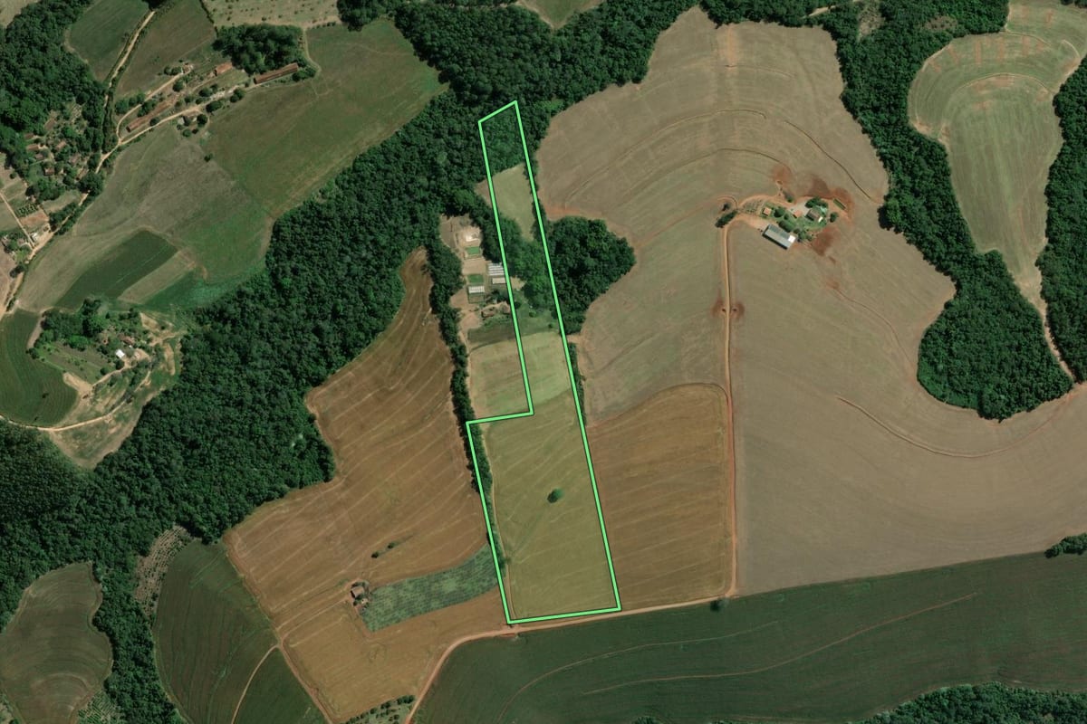 Imagem de satélite do imóvel rural em Wenceslau Braz (PR), com o contorno declarado no CAR desenhado por cima.