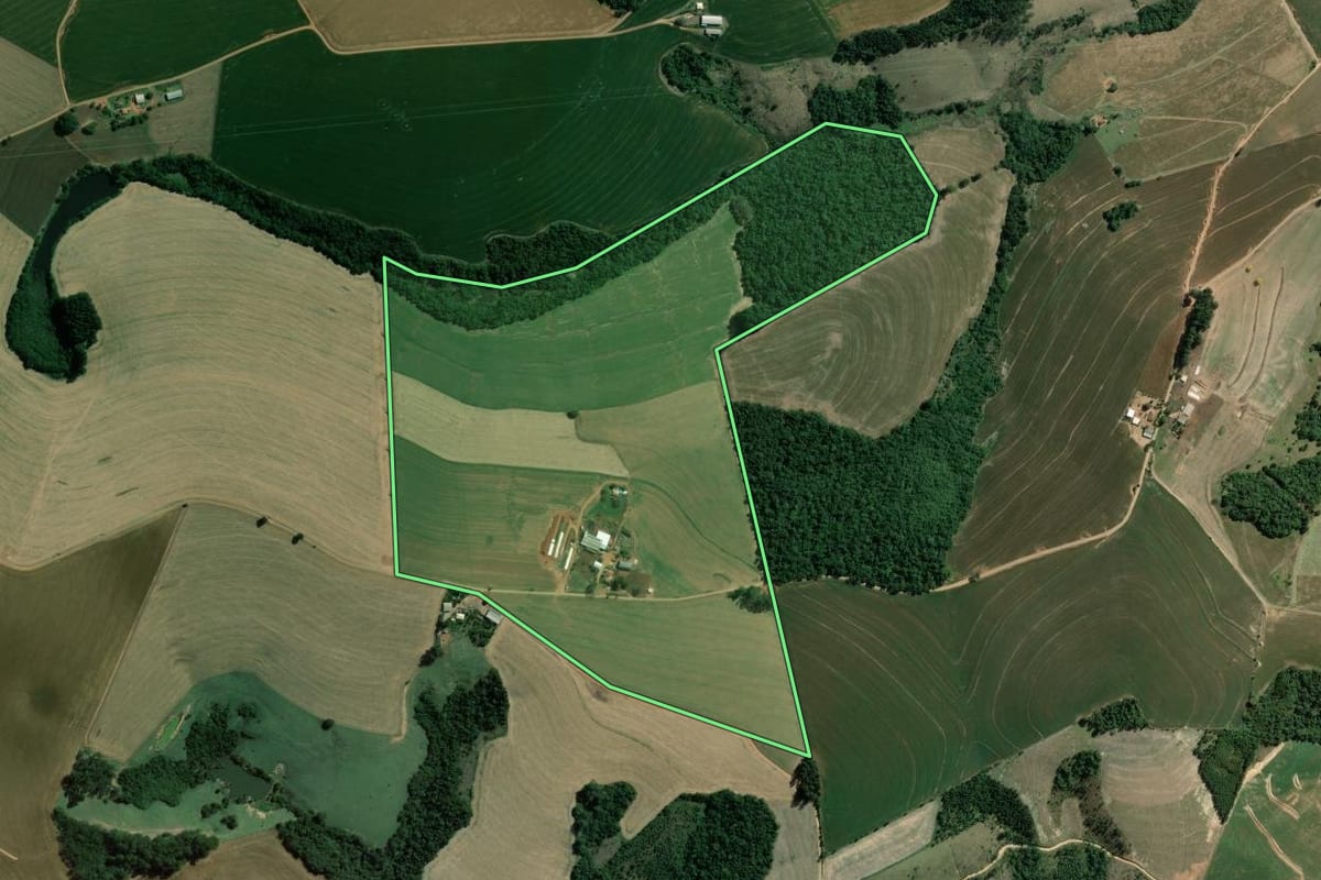 Imagem de satélite do imóvel rural em Wenceslau Braz (PR), com o contorno declarado no CAR desenhado por cima.