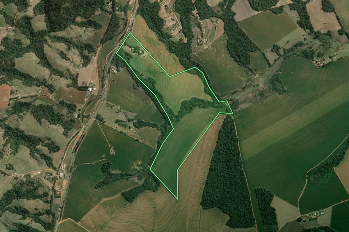 Imagem de satélite do imóvel rural em Wenceslau Braz (PR), com o contorno declarado no CAR desenhado por cima.