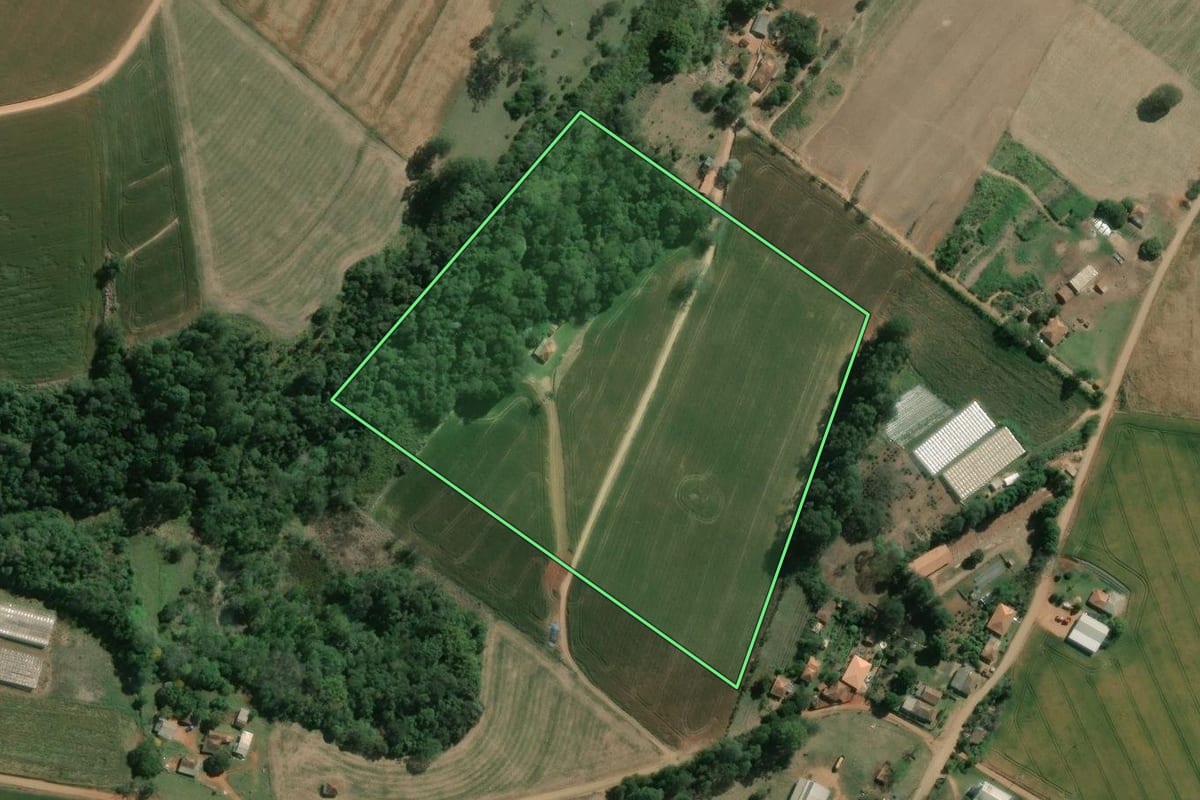 Imagem de satélite do imóvel rural em Wenceslau Braz (PR), com o contorno declarado no CAR desenhado por cima.