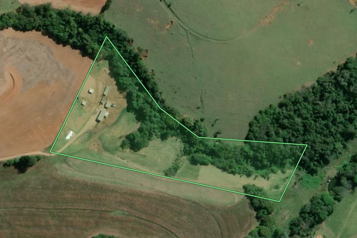 Imagem de satélite do imóvel rural em Wenceslau Braz (PR), com o contorno declarado no CAR desenhado por cima.