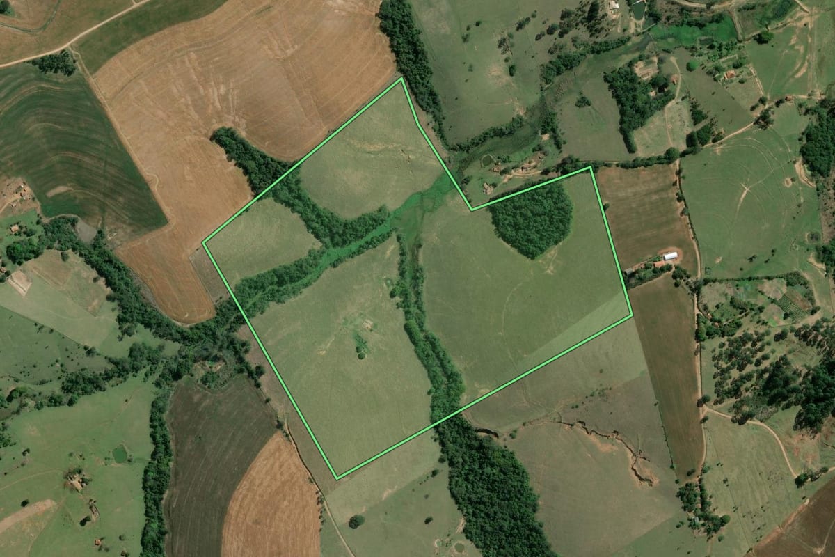 Imagem de satélite do imóvel rural em Wenceslau Braz (PR), com o contorno declarado no CAR desenhado por cima.