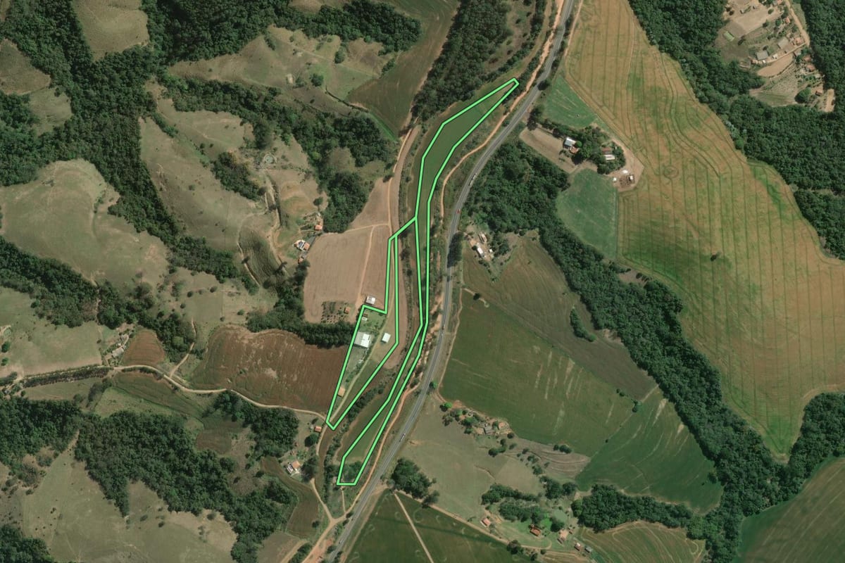 Imagem de satélite do imóvel rural em Wenceslau Braz (PR), com o contorno declarado no CAR desenhado por cima.