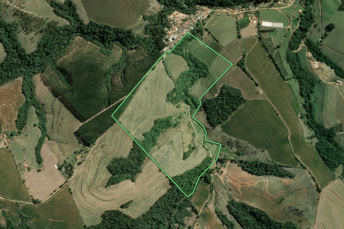 Imagem de satélite do imóvel rural em Wenceslau Braz (PR), com o contorno declarado no CAR desenhado por cima.