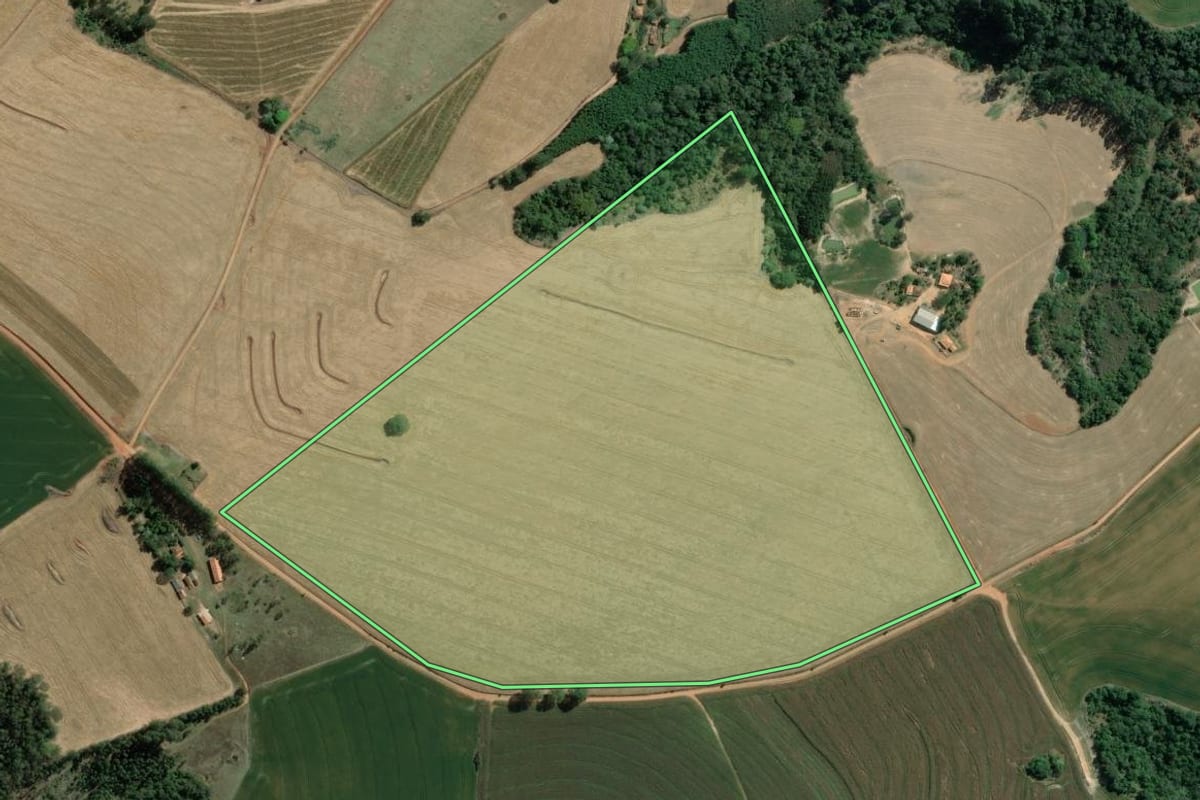 Imagem de satélite do imóvel rural em Wenceslau Braz (PR), com o contorno declarado no CAR desenhado por cima.