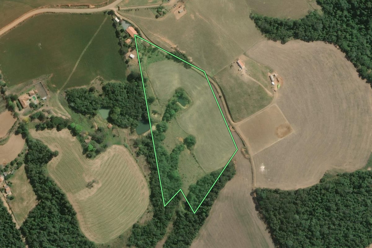Imagem de satélite do imóvel rural em Wenceslau Braz (PR), com o contorno declarado no CAR desenhado por cima.
