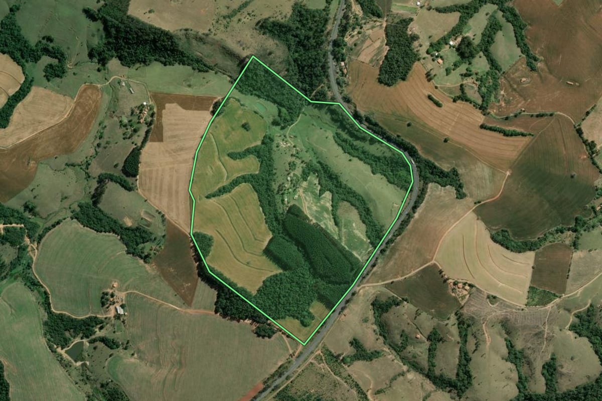 Imagem de satélite do imóvel rural em Wenceslau Braz (PR), com o contorno declarado no CAR desenhado por cima.