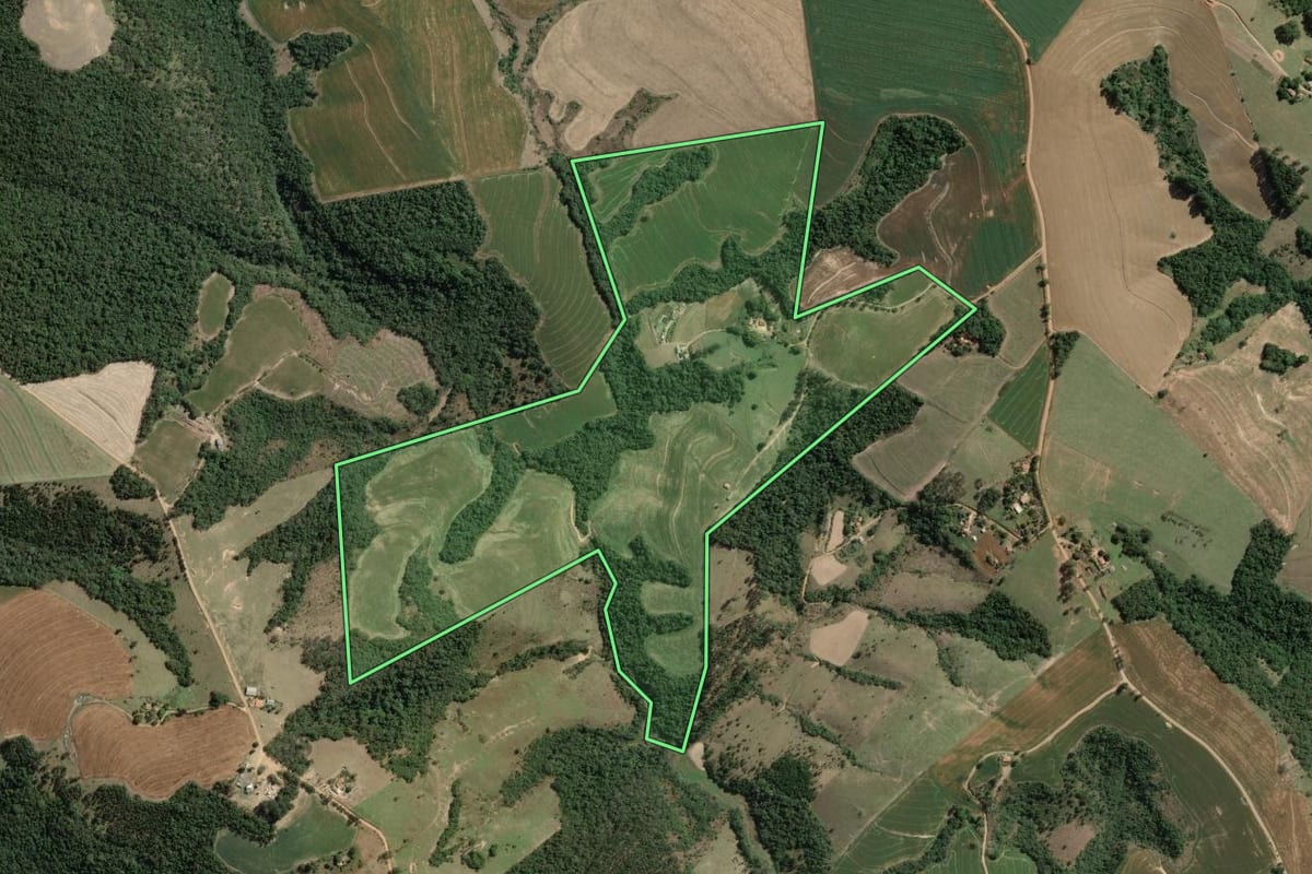 Imagem de satélite do imóvel rural em Wenceslau Braz (PR), com o contorno declarado no CAR desenhado por cima.