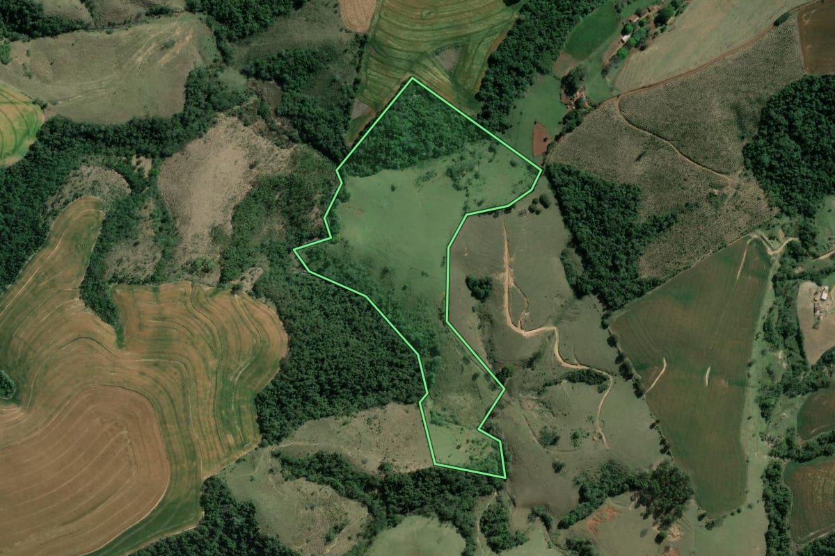 Imagem de satélite do imóvel rural em Wenceslau Braz (PR), com o contorno declarado no CAR desenhado por cima.