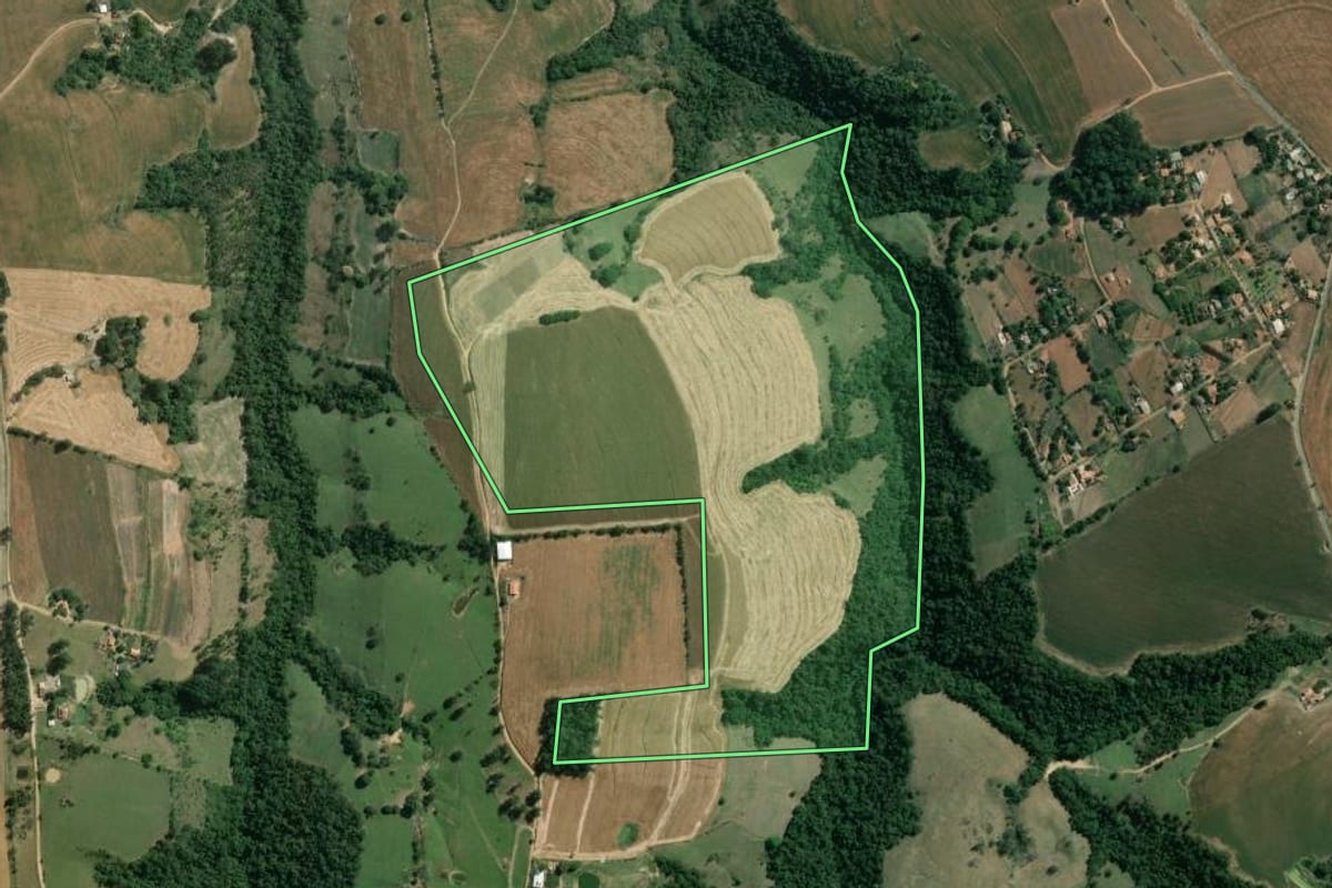 Imagem de satélite do imóvel rural em Wenceslau Braz (PR), com o contorno declarado no CAR desenhado por cima.