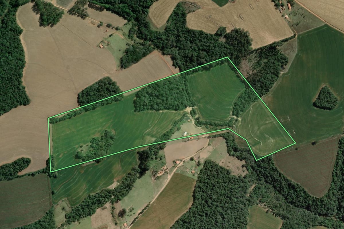 Imagem de satélite do imóvel rural em Wenceslau Braz (PR), com o contorno declarado no CAR desenhado por cima.