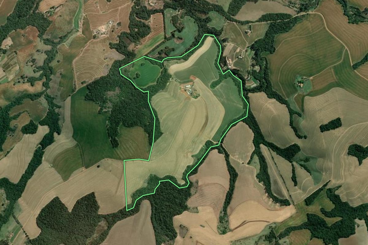 Imagem de satélite do imóvel rural em Wenceslau Braz (PR), com o contorno declarado no CAR desenhado por cima.