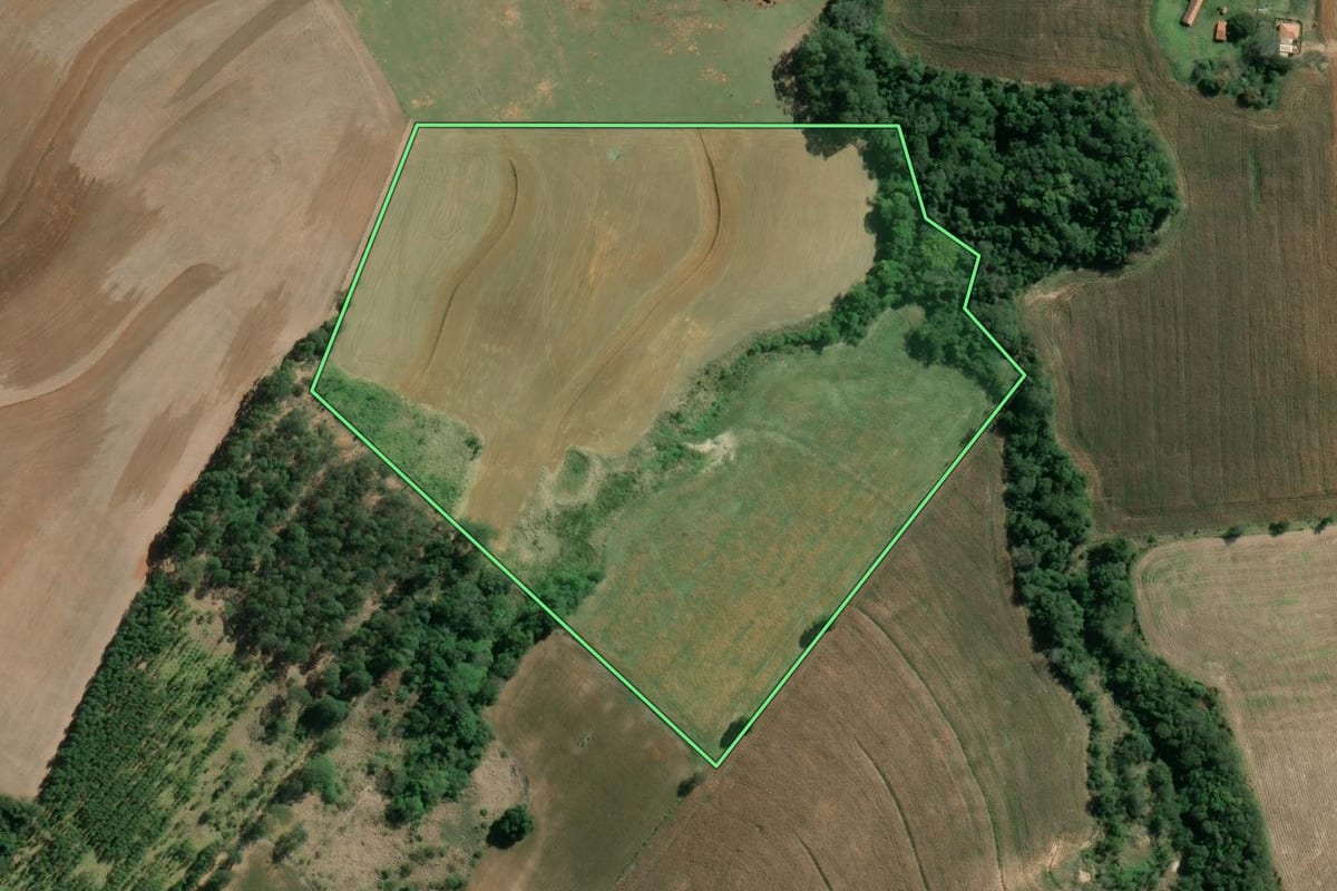 Imagem de satélite do imóvel rural em Wenceslau Braz (PR), com o contorno declarado no CAR desenhado por cima.