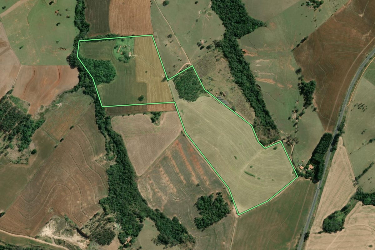 Imagem de satélite do imóvel rural em Wenceslau Braz (PR), com o contorno declarado no CAR desenhado por cima.