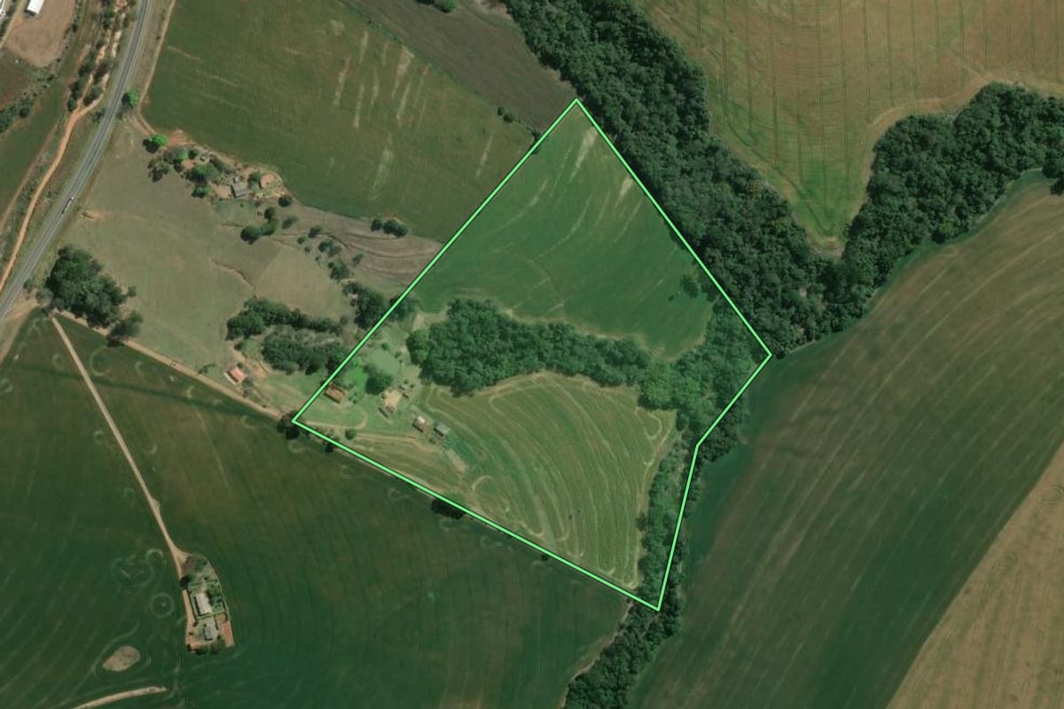 Imagem de satélite do imóvel rural em Wenceslau Braz (PR), com o contorno declarado no CAR desenhado por cima.