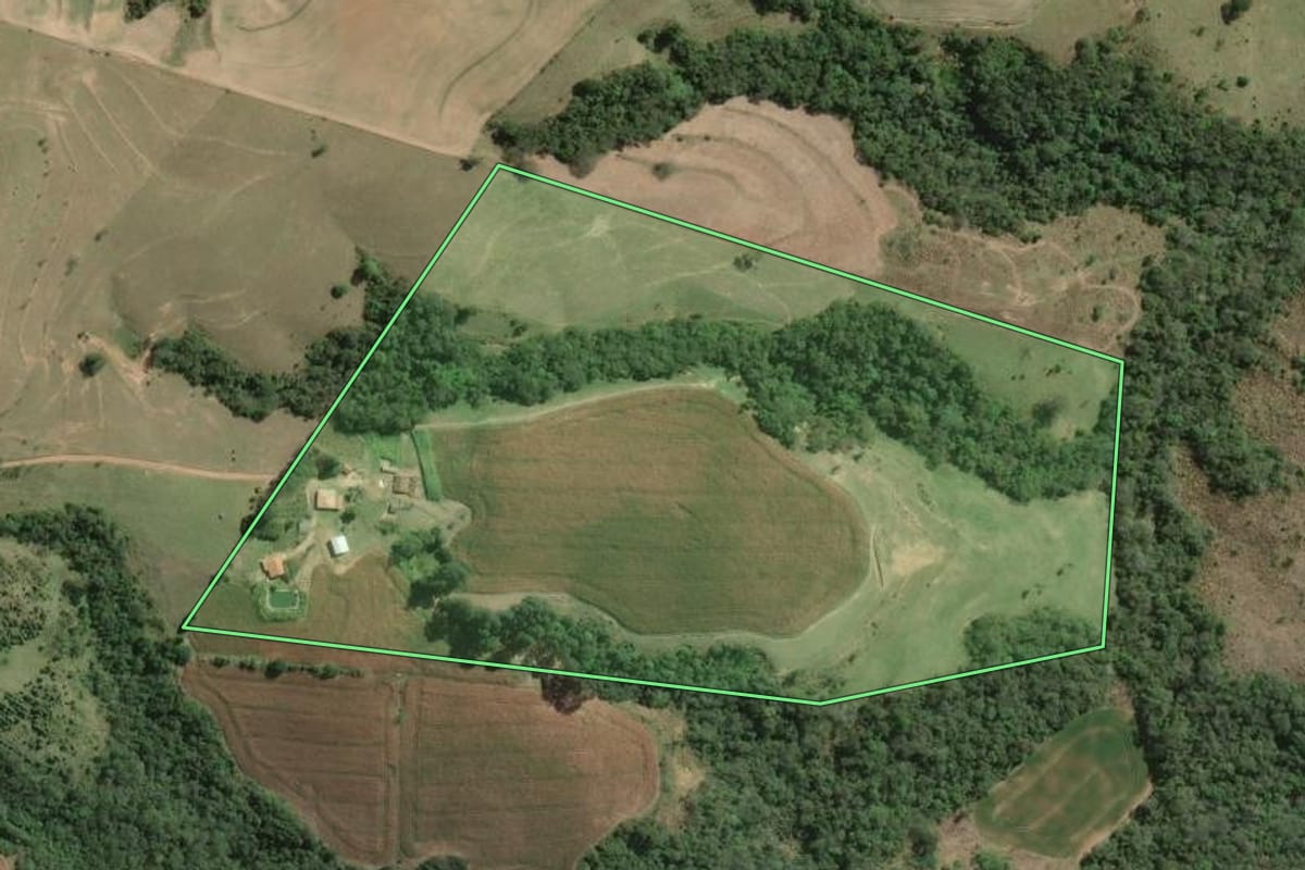 Imagem de satélite do imóvel rural em Wenceslau Braz (PR), com o contorno declarado no CAR desenhado por cima.