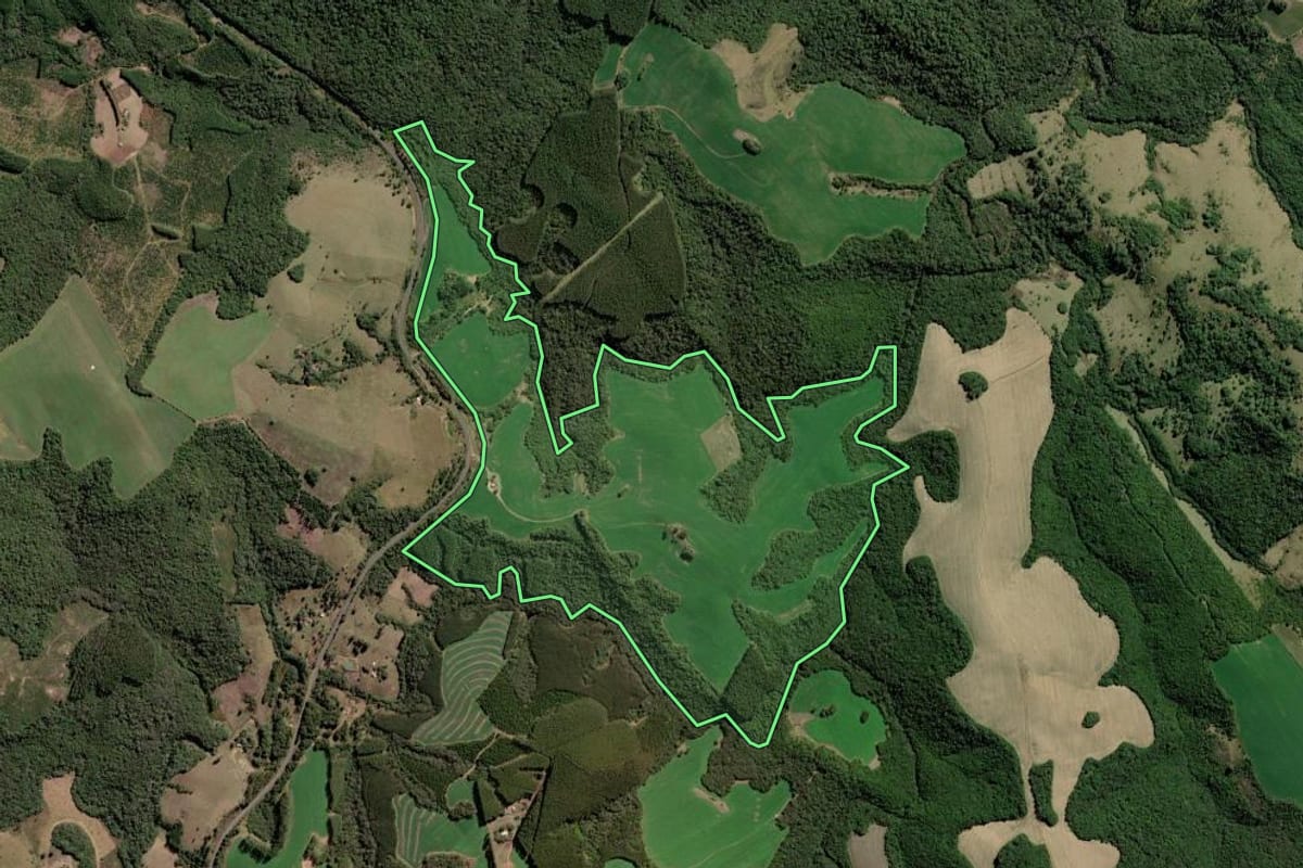 Imagem de satélite do imóvel rural em Ventania (PR), com o contorno declarado no CAR desenhado por cima.
