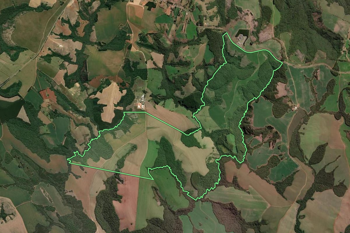 Imagem de satélite do imóvel rural em Ventania (PR), com o contorno declarado no CAR desenhado por cima.
