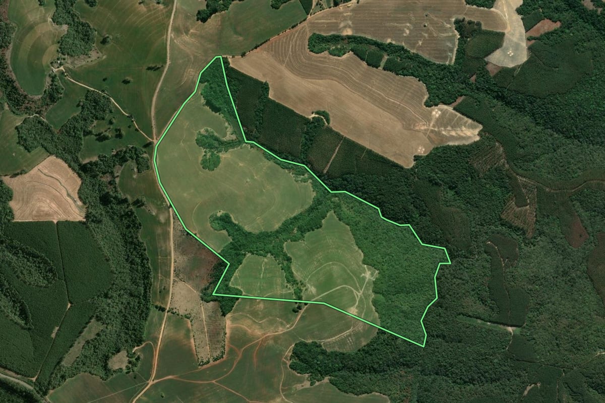 Imagem de satélite do imóvel rural em Ventania (PR), com o contorno declarado no CAR desenhado por cima.