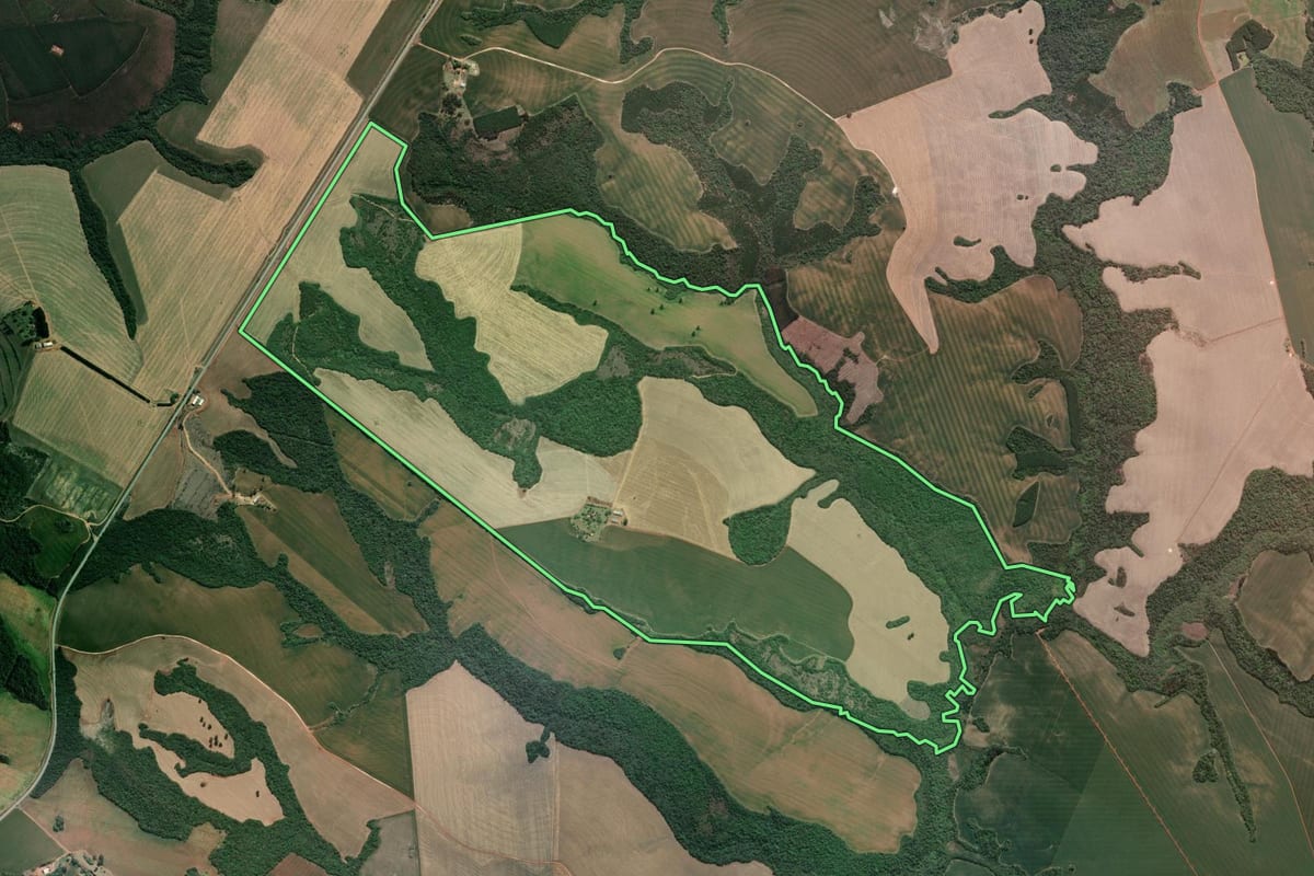 Imagem de satélite do imóvel rural em Ventania (PR), com o contorno declarado no CAR desenhado por cima.
