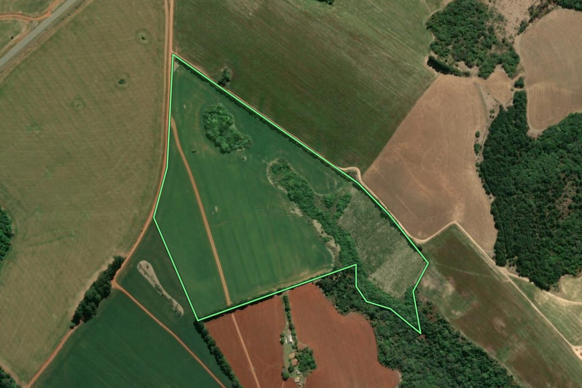 Imagem de satélite do imóvel rural em Ventania (PR), com o contorno declarado no CAR desenhado por cima.
