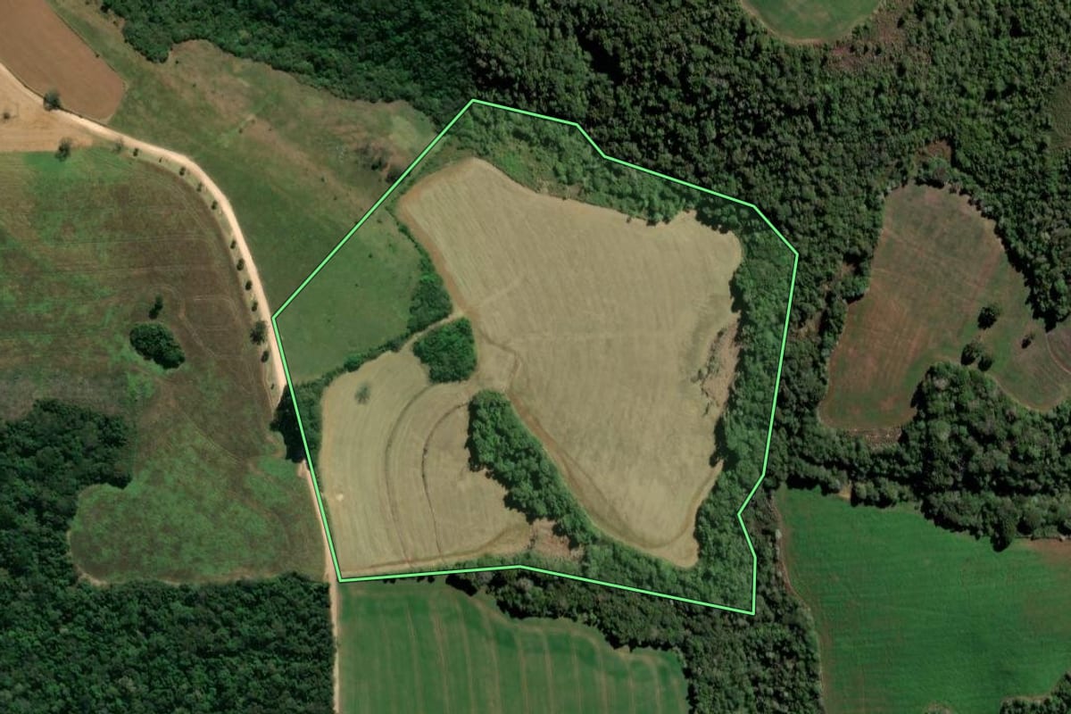 Imagem de satélite do imóvel rural em Ventania (PR), com o contorno declarado no CAR desenhado por cima.
