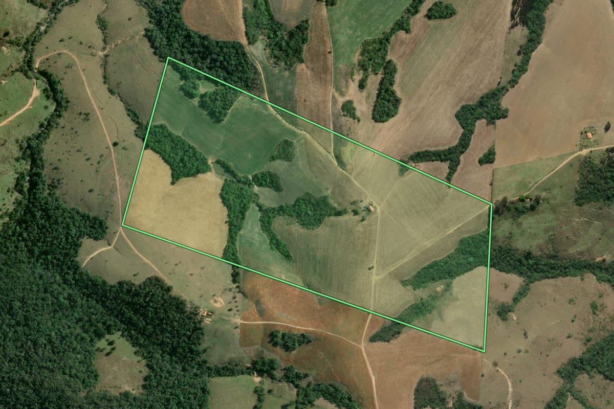 Imagem de satélite do imóvel rural em Ventania (PR), com o contorno declarado no CAR desenhado por cima.