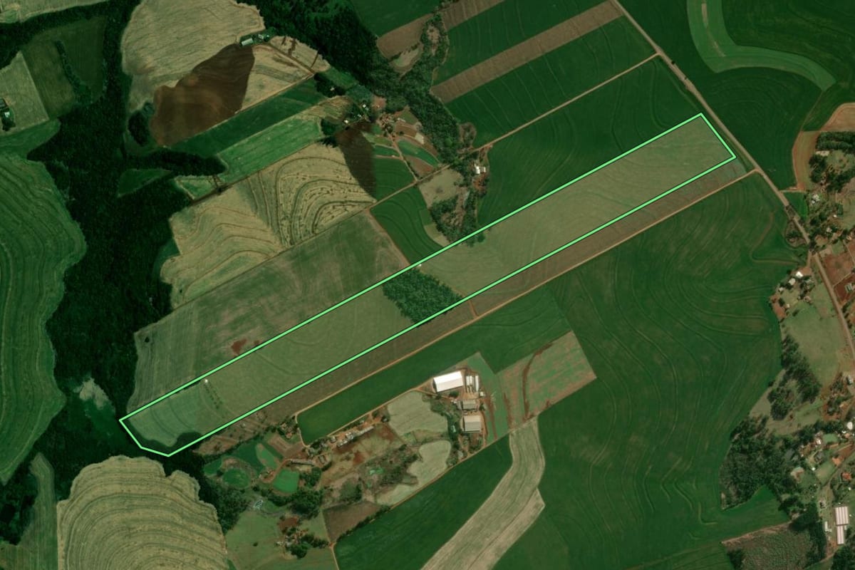 Imagem de satélite do imóvel rural em Vera Cruz do Oeste (PR), com o contorno declarado no CAR desenhado por cima.