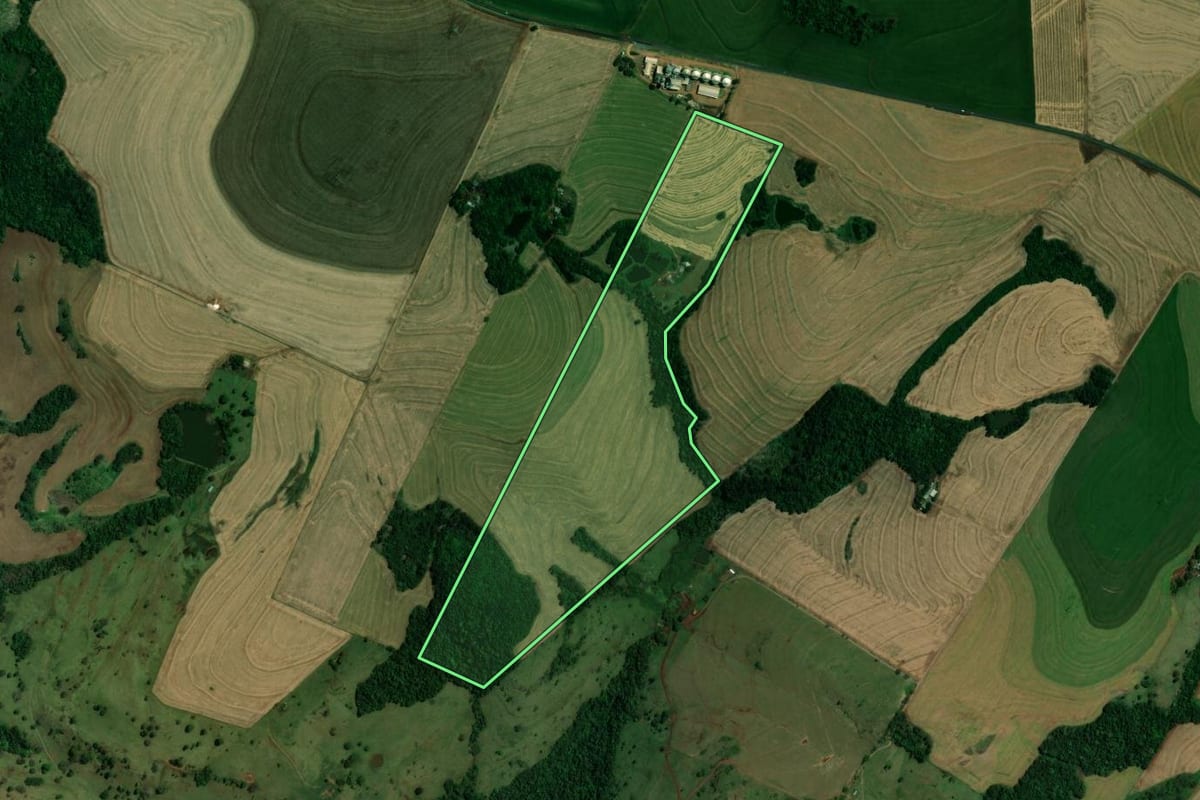 Imagem de satélite do imóvel rural em Vera Cruz do Oeste (PR), com o contorno declarado no CAR desenhado por cima.