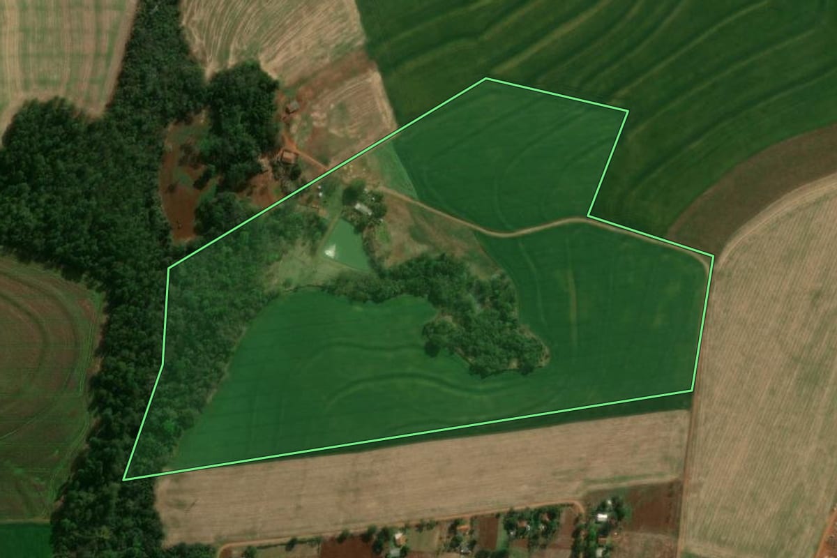 Imagem de satélite do imóvel rural em Vera Cruz do Oeste (PR), com o contorno declarado no CAR desenhado por cima.