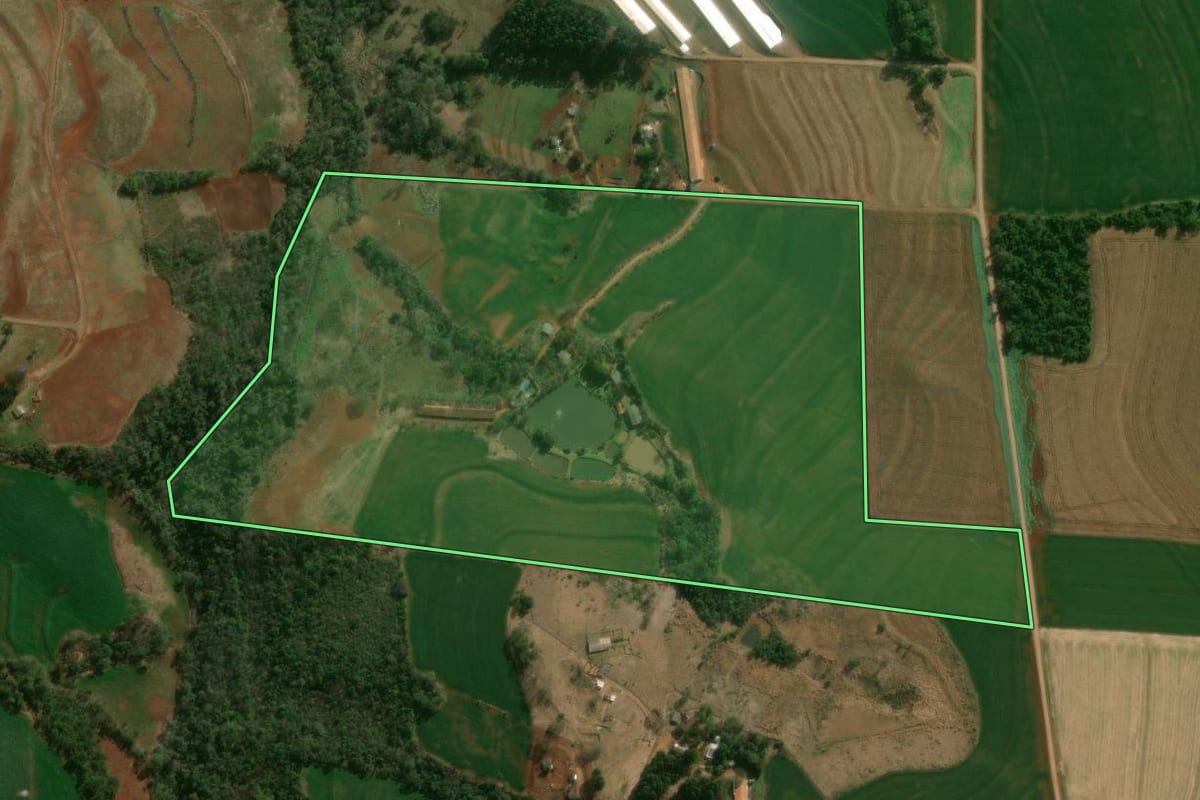Imagem de satélite do imóvel rural em Vera Cruz do Oeste (PR), com o contorno declarado no CAR desenhado por cima.