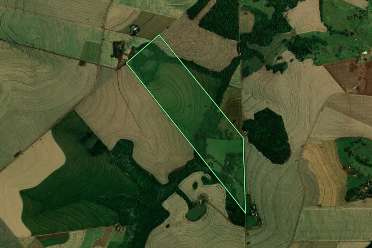 Imagem de satélite do imóvel rural em Vera Cruz do Oeste (PR), com o contorno declarado no CAR desenhado por cima.