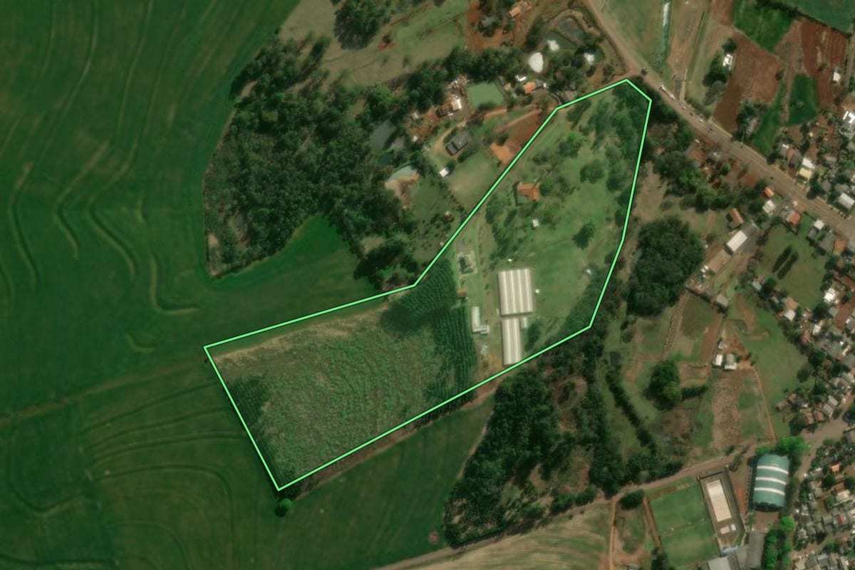Imagem de satélite do imóvel rural em Vera Cruz do Oeste (PR), com o contorno declarado no CAR desenhado por cima.