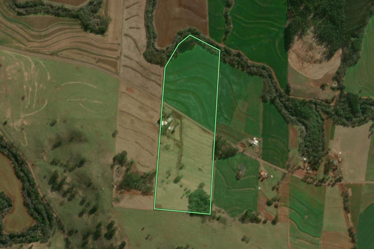 Imagem de satélite do imóvel rural em Vera Cruz do Oeste (PR), com o contorno declarado no CAR desenhado por cima.