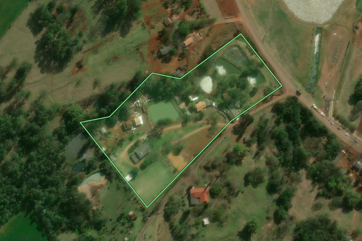 Imagem de satélite do imóvel rural em Vera Cruz do Oeste (PR), com o contorno declarado no CAR desenhado por cima.