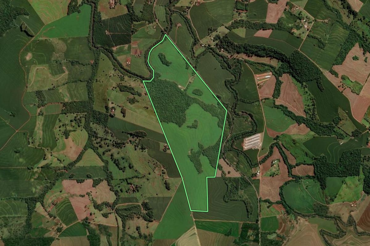Imagem de satélite do imóvel rural em Vera Cruz do Oeste (PR), com o contorno declarado no CAR desenhado por cima.