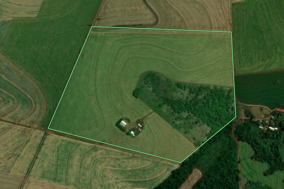 Imagem de satélite do imóvel rural em Vera Cruz do Oeste (PR), com o contorno declarado no CAR desenhado por cima.