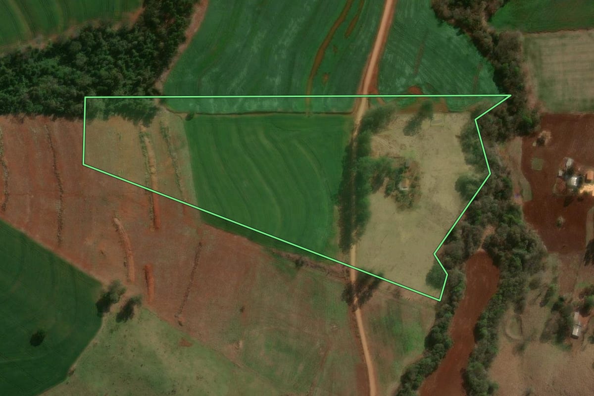 Imagem de satélite do imóvel rural em Vera Cruz do Oeste (PR), com o contorno declarado no CAR desenhado por cima.