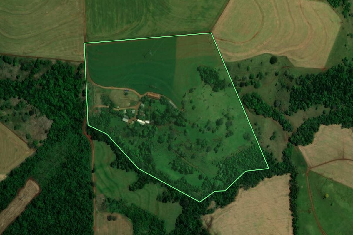 Imagem de satélite do imóvel rural em Vera Cruz do Oeste (PR), com o contorno declarado no CAR desenhado por cima.
