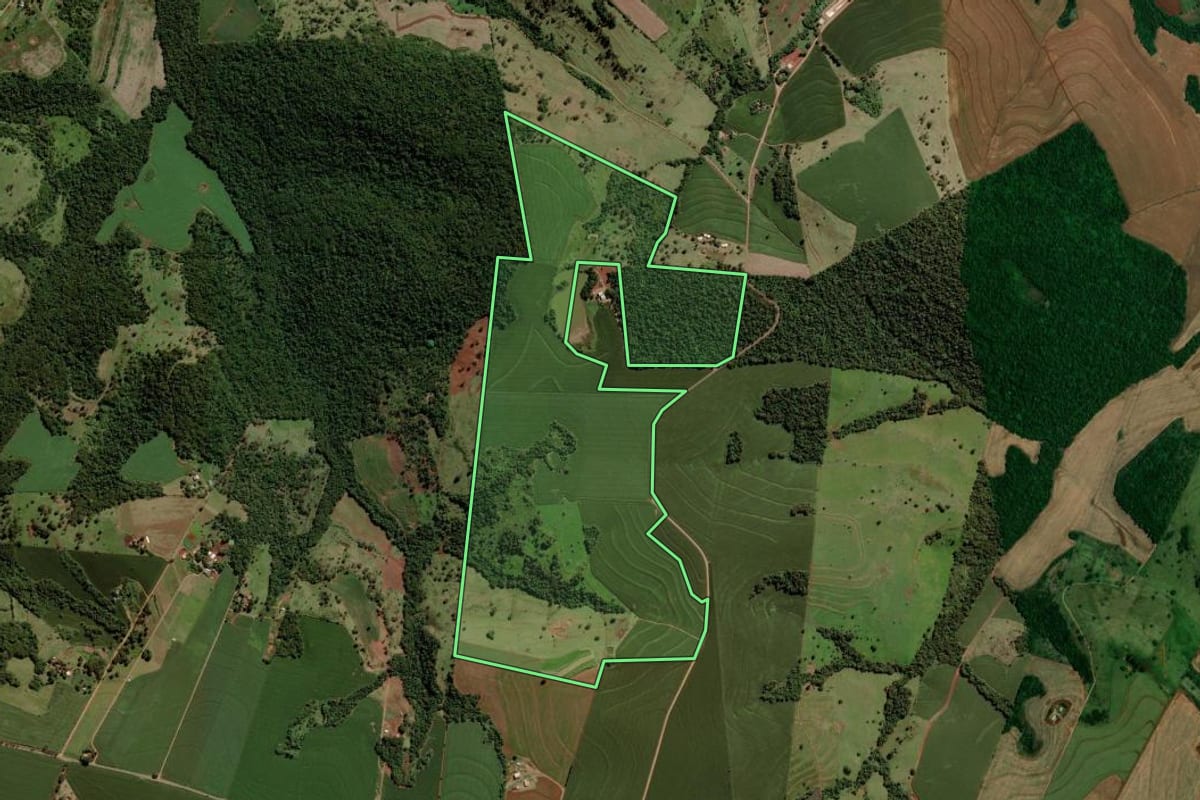 Imagem de satélite do imóvel rural em Vera Cruz do Oeste (PR), com o contorno declarado no CAR desenhado por cima.