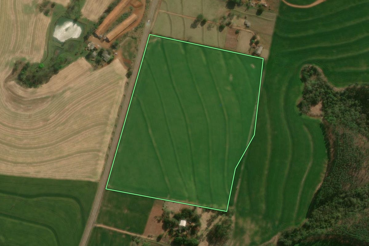 Imagem de satélite do imóvel rural em Vera Cruz do Oeste (PR), com o contorno declarado no CAR desenhado por cima.