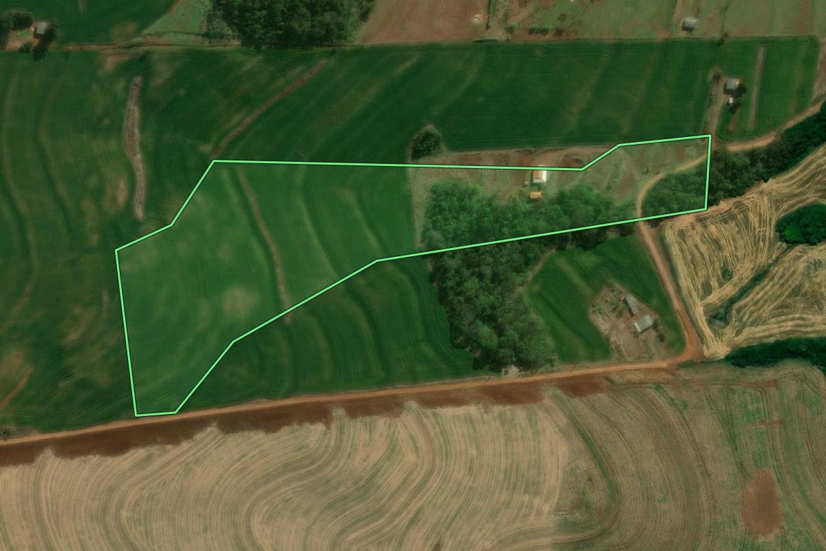 Imagem de satélite do imóvel rural em Vera Cruz do Oeste (PR), com o contorno declarado no CAR desenhado por cima.