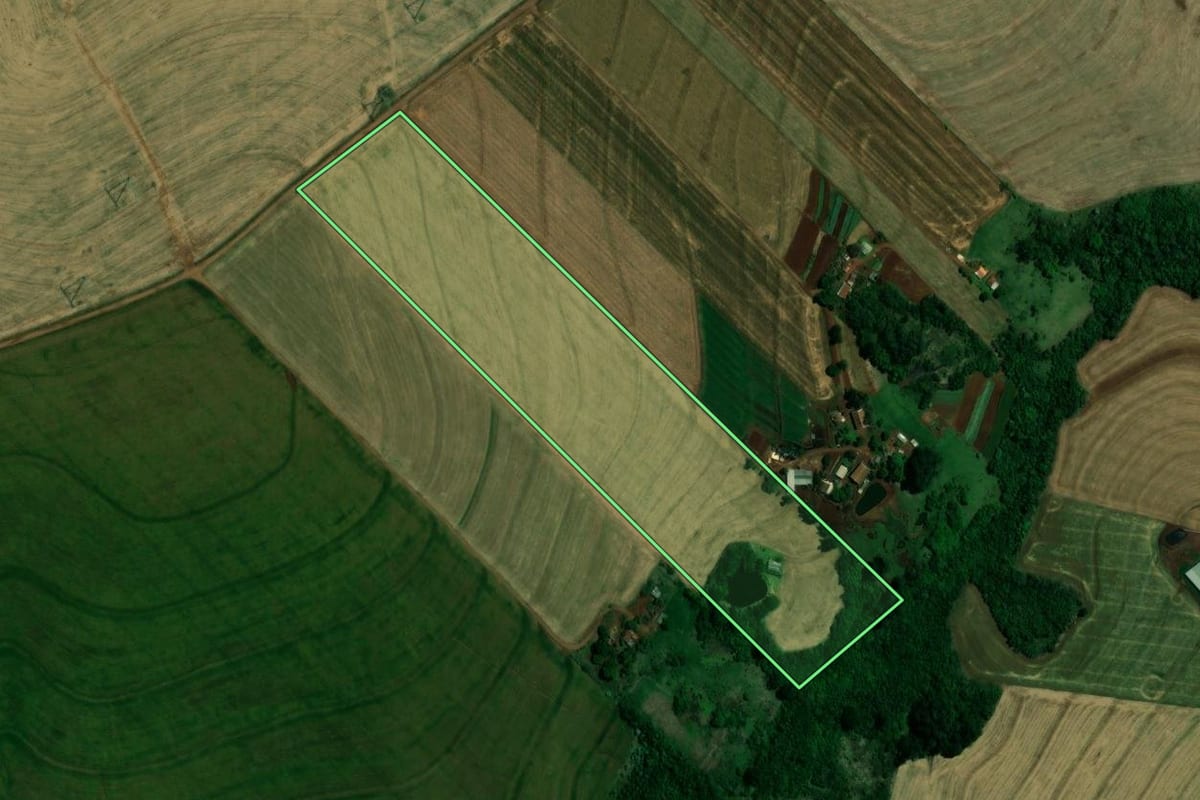 Imagem de satélite do imóvel rural em Vera Cruz do Oeste (PR), com o contorno declarado no CAR desenhado por cima.