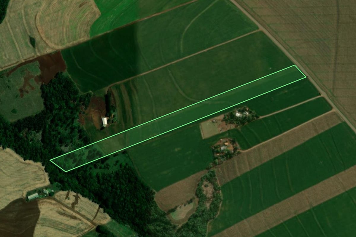 Imagem de satélite do imóvel rural em Vera Cruz do Oeste (PR), com o contorno declarado no CAR desenhado por cima.