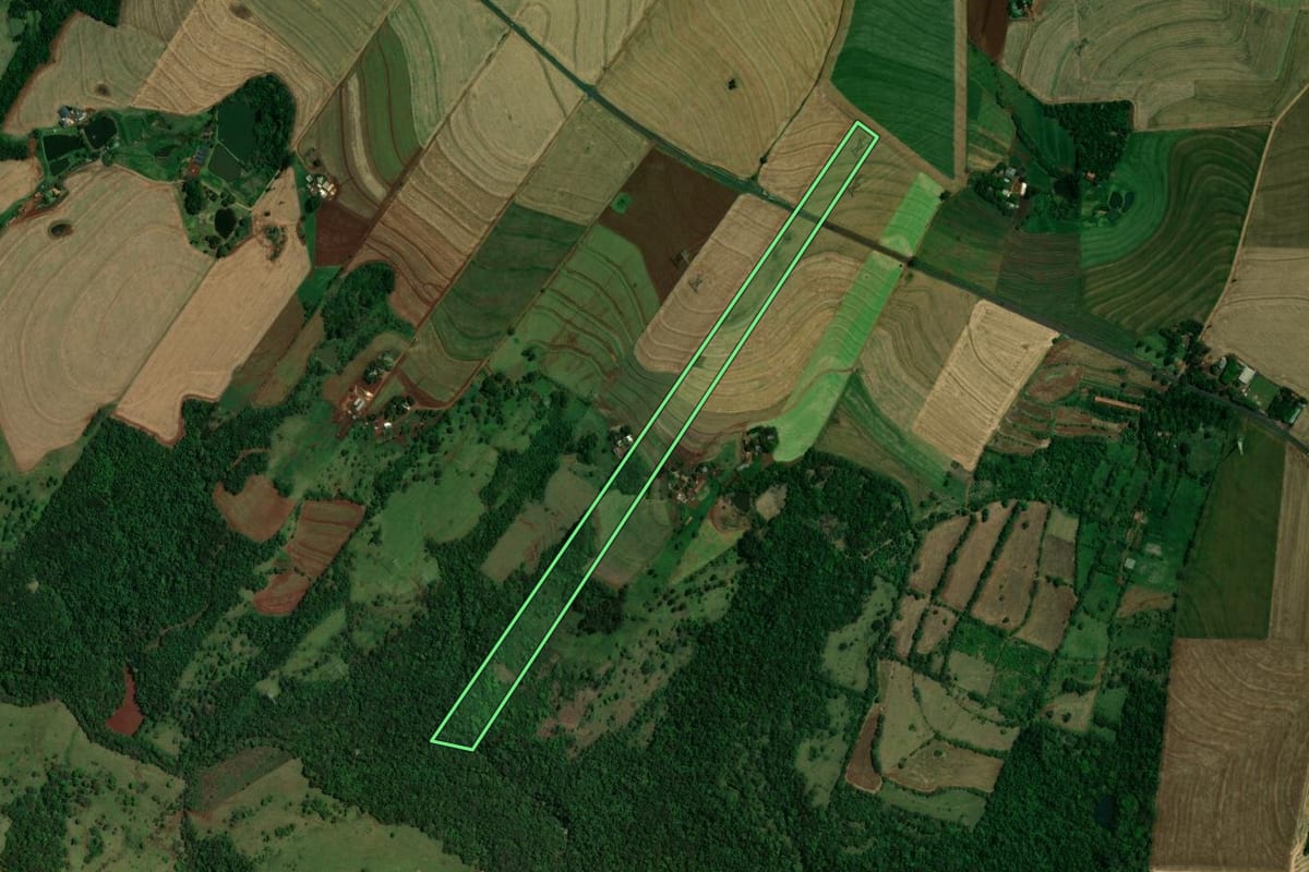 Imagem de satélite do imóvel rural em Vera Cruz do Oeste (PR), com o contorno declarado no CAR desenhado por cima.