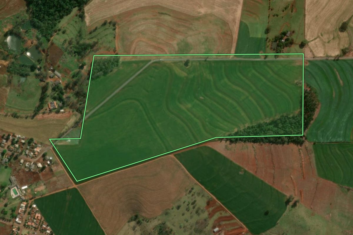 Imagem de satélite do imóvel rural em Vera Cruz do Oeste (PR), com o contorno declarado no CAR desenhado por cima.