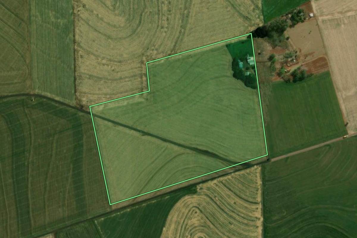 Imagem de satélite do imóvel rural em Vera Cruz do Oeste (PR), com o contorno declarado no CAR desenhado por cima.