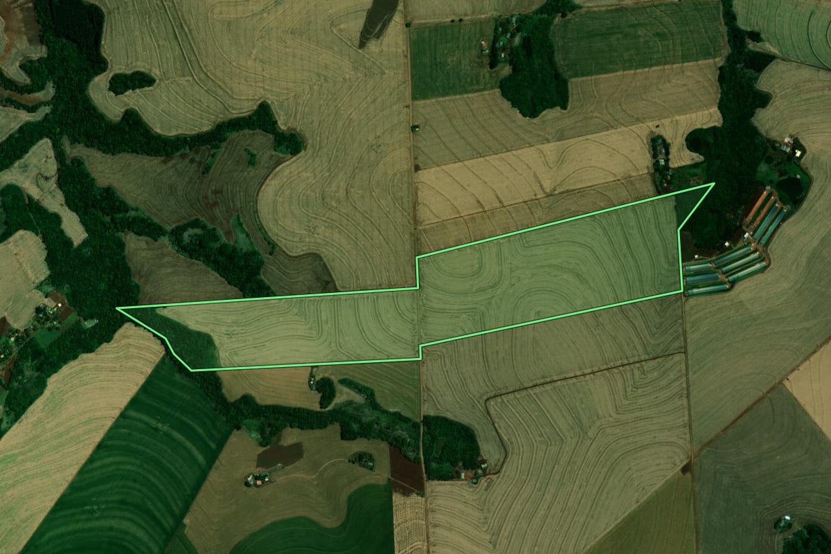 Imagem de satélite do imóvel rural em Vera Cruz do Oeste (PR), com o contorno declarado no CAR desenhado por cima.
